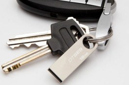 Kingston_USB-Drive-on-Keychain-v01b